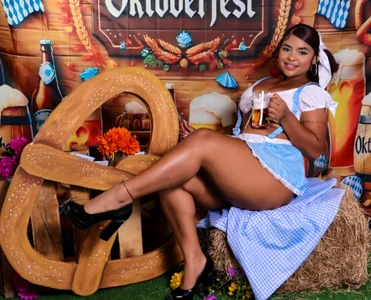 jones_maddy_ oktober fest party Pic 8