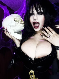 Elvira reigns in the shadows, and tonight the darkness has its owner 🔮🎃🦇💀🕯️ od Belladonna_trix  2 snímek