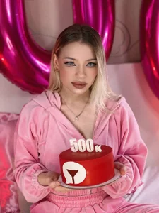 HollyTaillor 500 thousand followers Pic 4