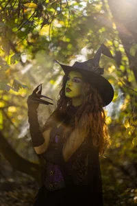 IrisMonn A little witchcraft, a little mystery...🕷️🍃 Pic