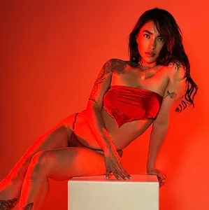 Leamonroe__ Red passion, fire skin. Nothing more matters. Pic 2
