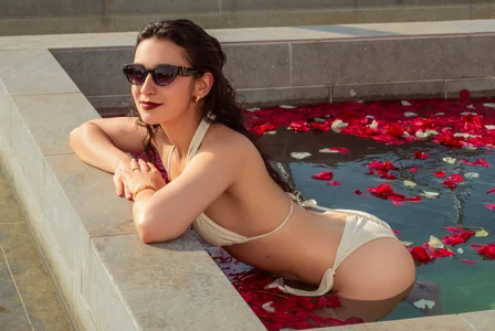 Layla_Sia A nice time in the pool Pic