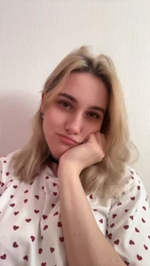 pinkhornyprincess Fooling around on the bed in my pajamas Foto 2