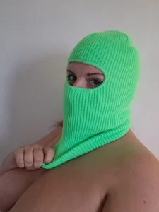 CurvyandMaskedBabe Public Pic 4