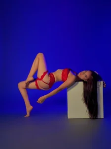 AdharamonroeSeductive and safe, as a flame that does not go out ... just burns more Bild 3