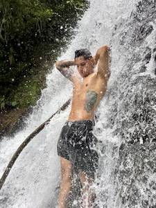 Damian23__のLowering the heat a little hehe😈の 6枚の写真