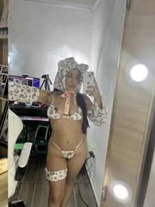 Sweet_miladyのA submissive felinaの 2枚の写真