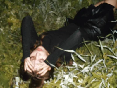 LilMonyy Touching warm grass slika 4