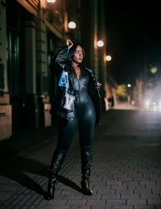 EmilyHaan I won't show everything... but enough for you to imagine the rest. 🔥 Pic 3