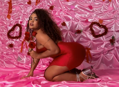 jones_maddy_ 🌹 Valentine's Day kisses, looks and pranks Pic 2