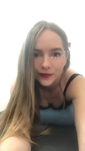 Angiehuston1 😍  4টি ছবি