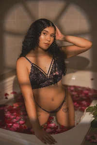 Alishaa_Rose Between red roses of love Pic 3