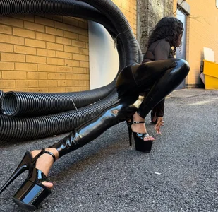 saralovensHeels High, Standards Higher图片