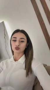 MableHort air kiss Pic 3