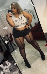 ZoeMesmerize short jeans fishnets high heels n shirt with message for SOME😏 Pic 2