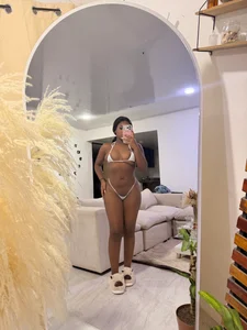 Chloe_adams_1: A little temptation 😈🔥 ( 3 фото)