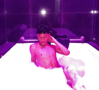 SammyMillers 💋 Hot water, soft skin, and naughty thoughts. Pic 2