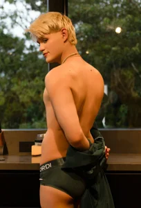 VladHellsing4 Do u want something to eat, babe? รูป  3