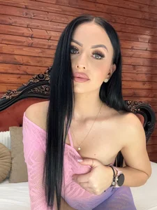 SuzanneKer1 Control starts with a look 🔥 Pic