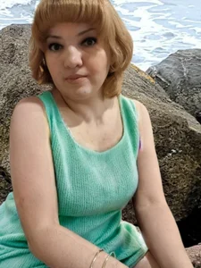 stefanyharper16 woman on the rocks Bilde