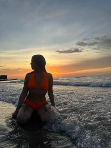 nikolevoshkie_ a beautiful girl, in front of the beautiful sea🌊 Foto 4