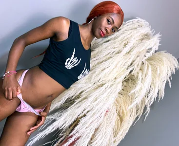 Shanelle__ What stands out most about my body in this photo? Like it if you've already seen it. Pic 5