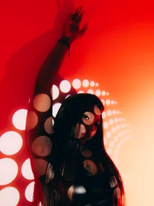 Charlotte__Brown_ BURGUNDY RED AND TASTY LIKE WINE Foto 3