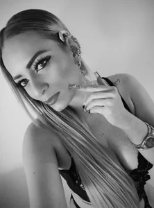 Jeanineescott a black and white world Pic 6