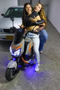 Emily_and_Miarosse on the motorcycle with my girl Foto 3