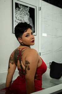 Evelynn My life in red Pic 3