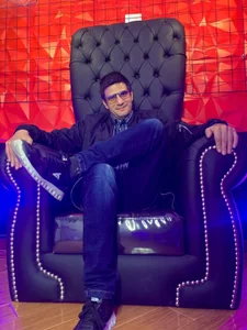 Adam_Arango: Public ( 2 фото)