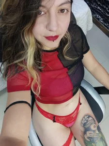 ArianaSommers Red and Black Pic 2