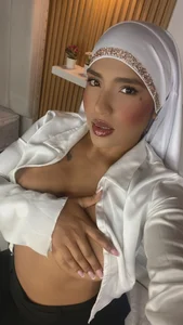 Amira-Zahra Public Pic