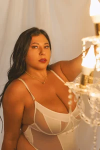 KendalMilleer Fiery Divinity 🪽🤍 Foto 5