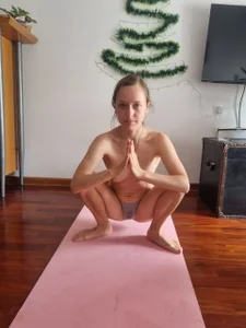 Public_Katrisha Naked Yoga Kuva 5