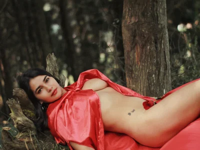 alison_villalobo Red Riding Hood Foto 8