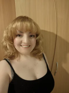 stefanyharper16 Here is Stephanie sexy mature woman candy in a new photo shoot with lush hair in the style of the 80 Gambar 2