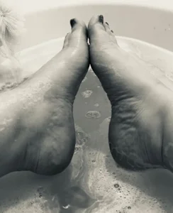 Anaisana Bathing my feet slika 4