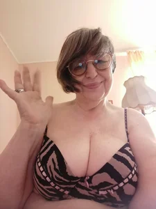 Sharon_Amore old woman 76 years 圖片