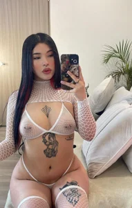 imnikaa_ How does white look on me?🤍 Bilde 4