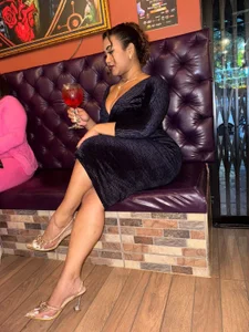 veronica_b07 I like to go to restaurants and nightclubs in dress and heels but without panties. Billede