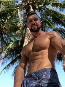 RONNIE_X Public - {count, plural, one {תמונה אחת} two {שתי תמונות} many {# תמונות} other {# תמונות}}