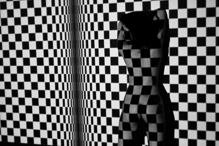 hitomi_arata Black and white Pic 4