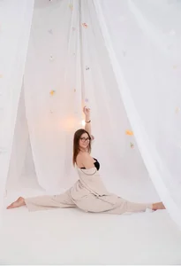 I'm doing the splits! Look how flexible I am!