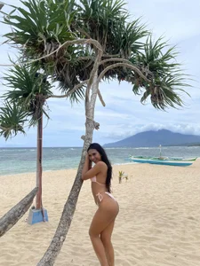 scarlet_smith7 Scarlet loves beaches Gambar