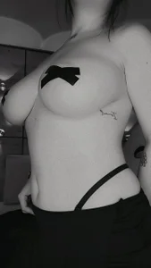 look at these delicious breasts🤯 od dorothy_vegga  2 snímek