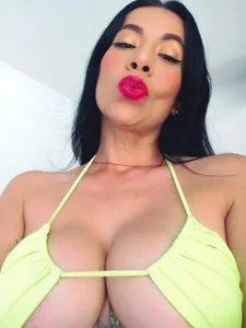 Lia_johnsonn kisses guys Poză