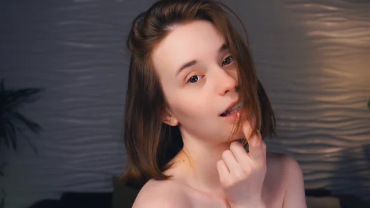 EditaBumford Lips, finger, play Pic 2