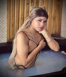 saamira_01 Will you come with me to the tub? Foto 3