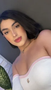 rihannagil Pretty face টি ছবি